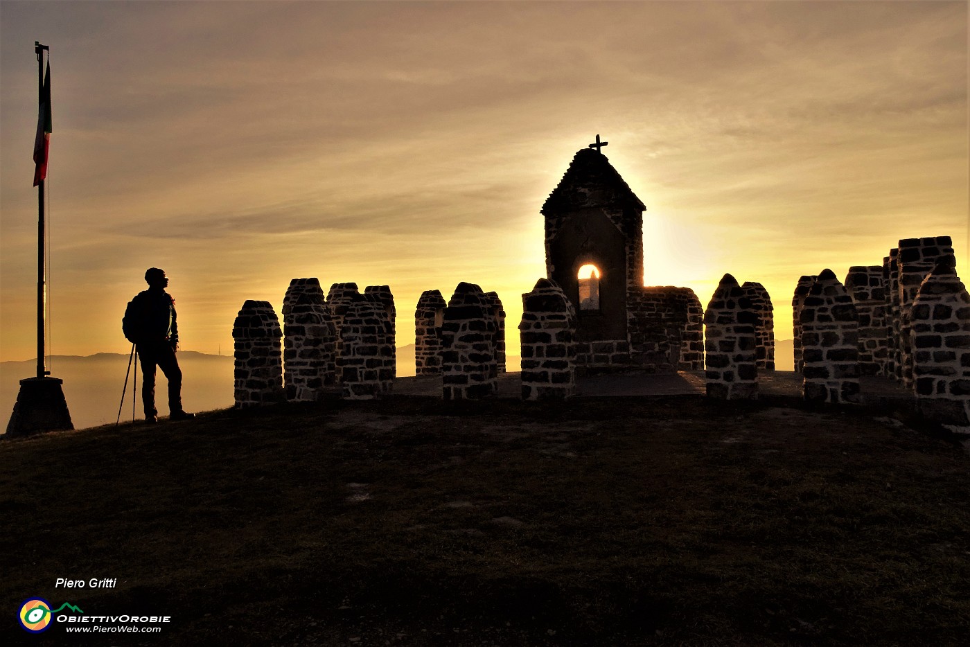 06 Suggestivo tramonto al tempietto dei Tre Faggi  .JPG